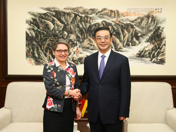 Zhou Qiang meets his German counterpart
