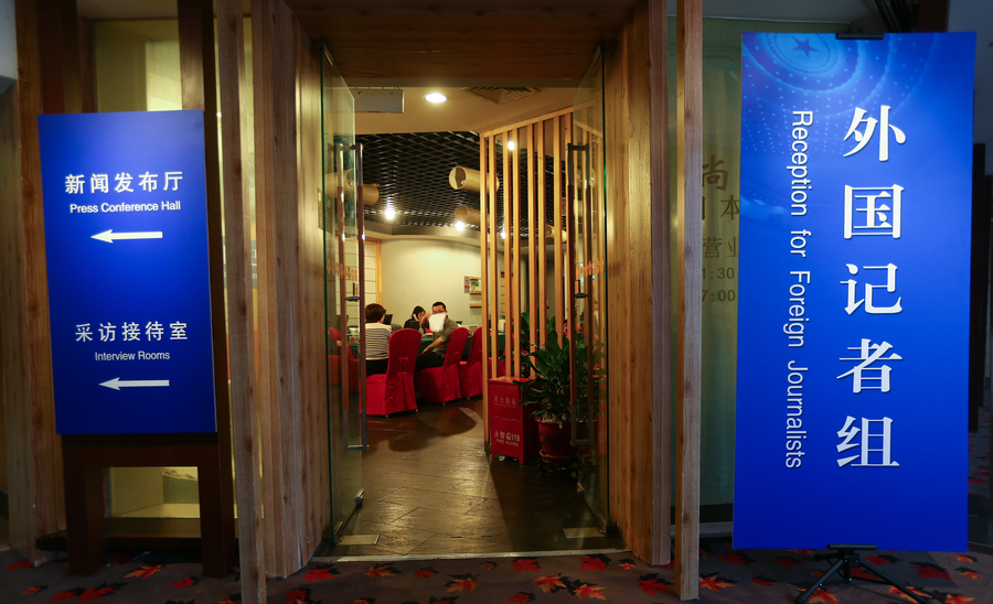 Two Sessions welcome foreign reporters