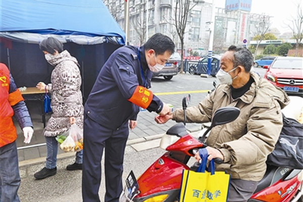 Court officials in Nantong work on front line